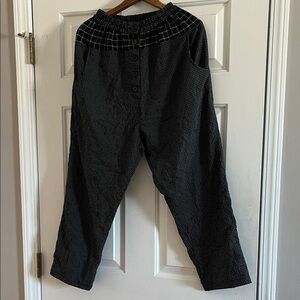 Elegant Black and White Grid Women's Cropped Pants Elastic Waist.